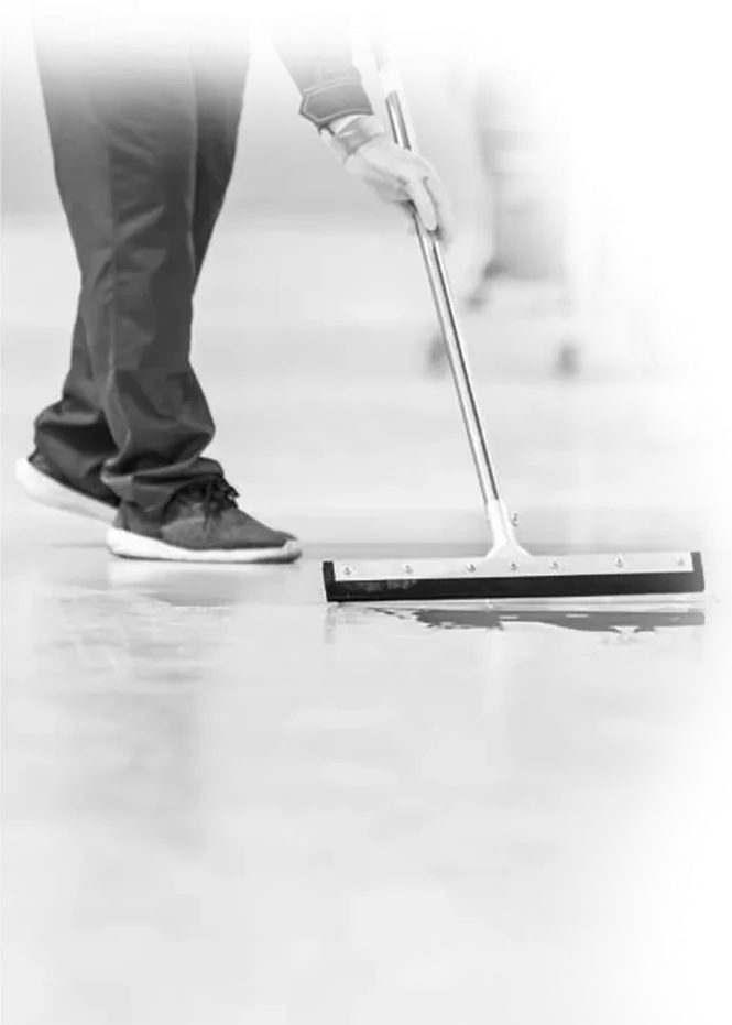 Cleaning a glossy epoxy floor with a squeegee